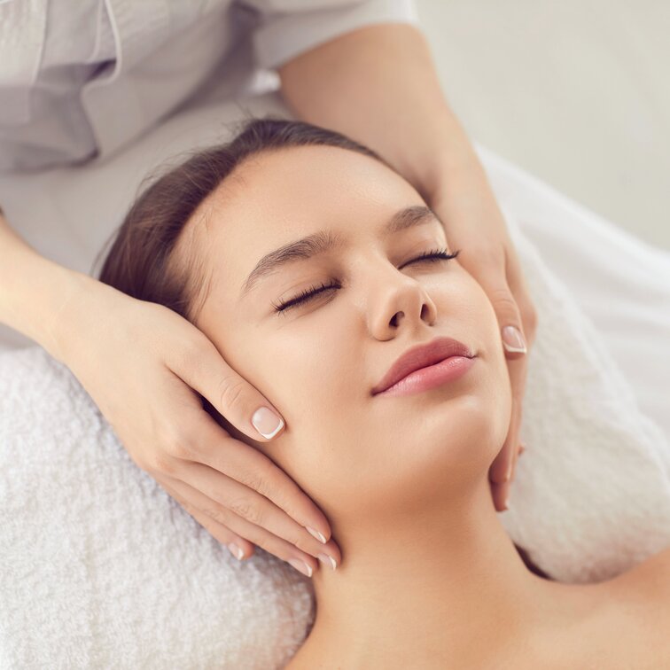 Frau lässt sich mit einer kosmetischen Gesichtsbehandllung verwöhnen. CHANNOINE Beauty-Experten. Buche Deinen persönlichen Beratungstermin für eine kompetente und kostenlose Beratung.