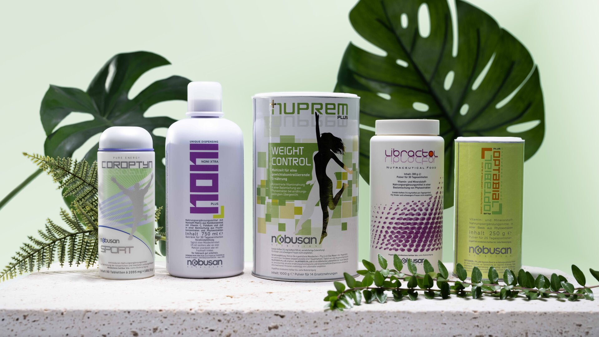 Darstellung von NOBUSAN Nutrition-Produkten vor einem Hintergrund mit Blättern. | © CBS CHANNOINE Business Systems Aktiengesellschaft  